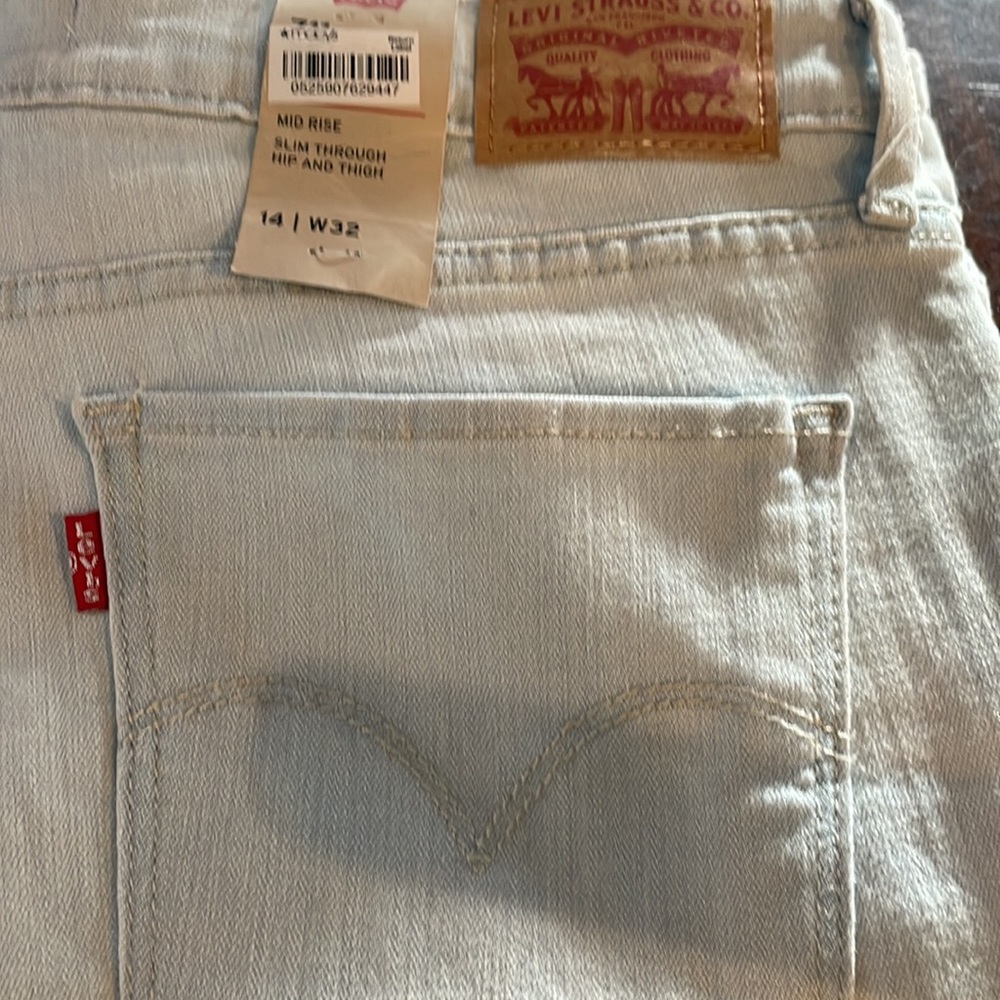 Mid rise LEVI jeans! 711 skinny ankle!👖👍❤️